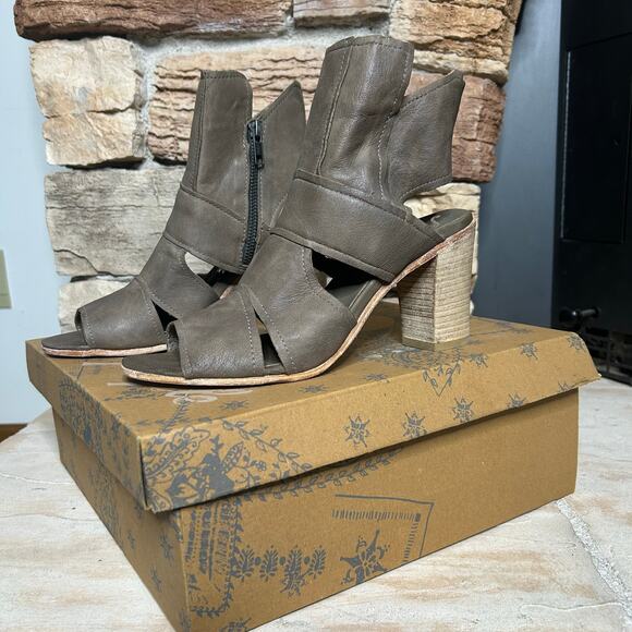 Free People Effie Sandals Gray
Leather Block Heel Open Toe Side Zipper 39EU - Picture 2 of 11